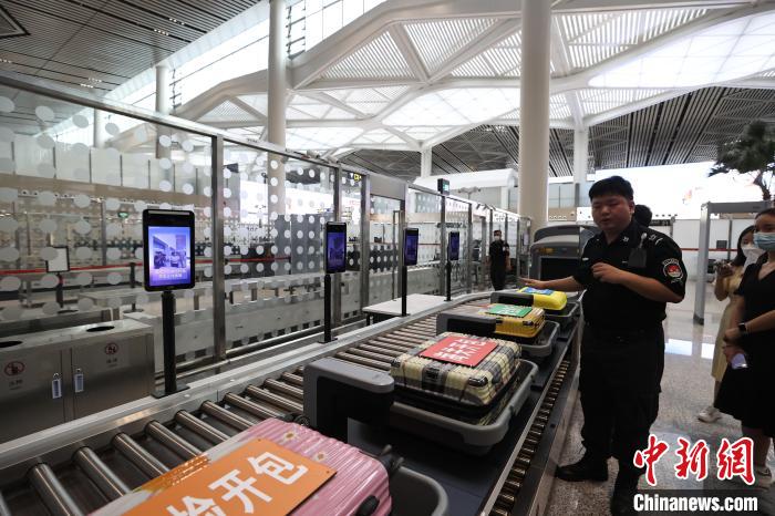 （高質(zhì)量發(fā)展調(diào)研行）探訪?？诿捞m國際機場封關(guān)運作項目：將實現(xiàn)旅客“無感通關(guān)”