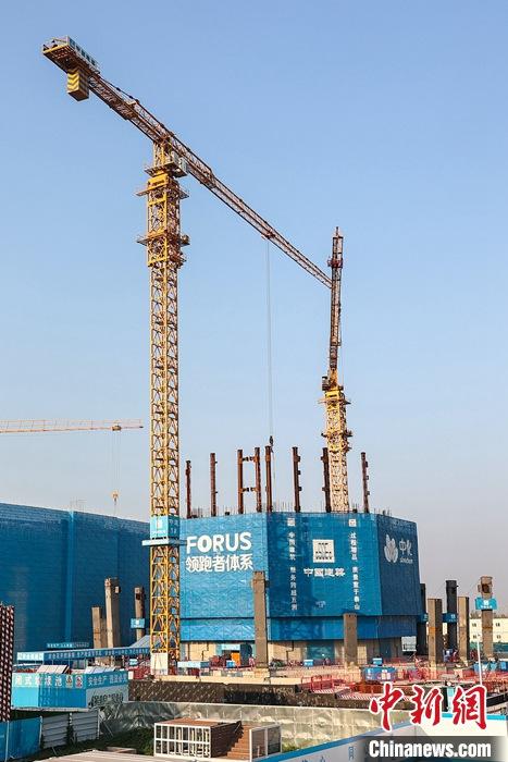 從完成頂層設(shè)計到如火如荼大規(guī)模建設(shè)，六年來，雄安新區(qū)如春天的竹子一般拔節(jié)生長，這座承載千年大計的“未來之城”已雄姿初顯。從“一張白紙”開始著墨，如今的雄安新區(qū)已是濃墨重彩的“山水畫”。<a target='_blank' href='/'>中新社</a>記者近日走訪了雄安新區(qū)多地，從“藍(lán)綠金”三色感受這座“未來之城”的巨大變化。圖為7月19日，河北雄安新區(qū)，中國中化總部基地項目施工現(xiàn)場。 <a target='_blank' href='/'>中新社</a>記者 易海菲 攝