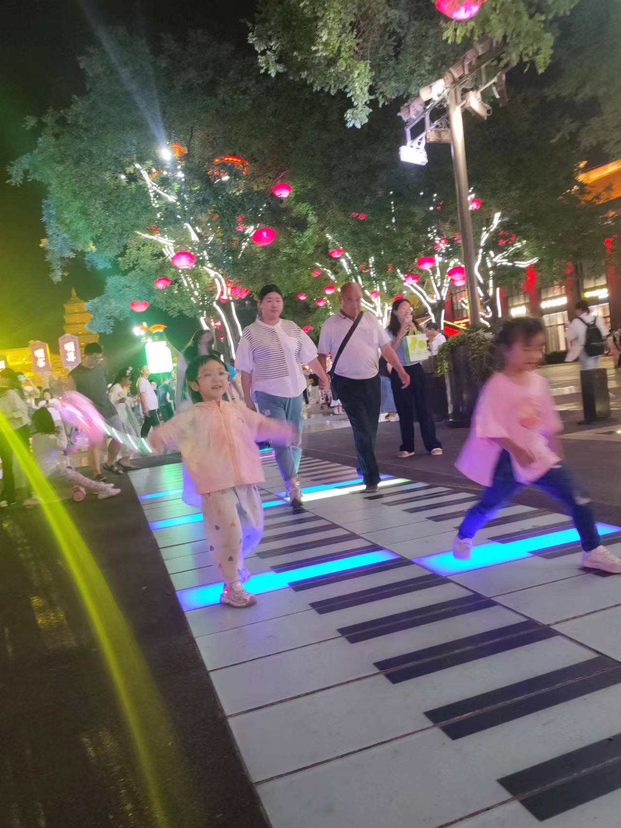 人們?cè)谖靼泊筇撇灰钩遣叫薪稚⒉?。人民網(wǎng)記者 喬業(yè)瓊攝