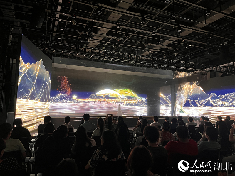 武漢長(zhǎng)江大橋、黃鶴樓、江豚等充滿荊楚元素畫(huà)面呈現(xiàn)眼前。人民網(wǎng)記者 張雋攝