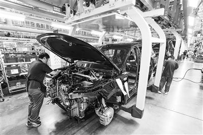 某新能源汽車(chē)智能制造基地總裝車(chē)間，工作人員正在工作。新華社記者 李博 攝