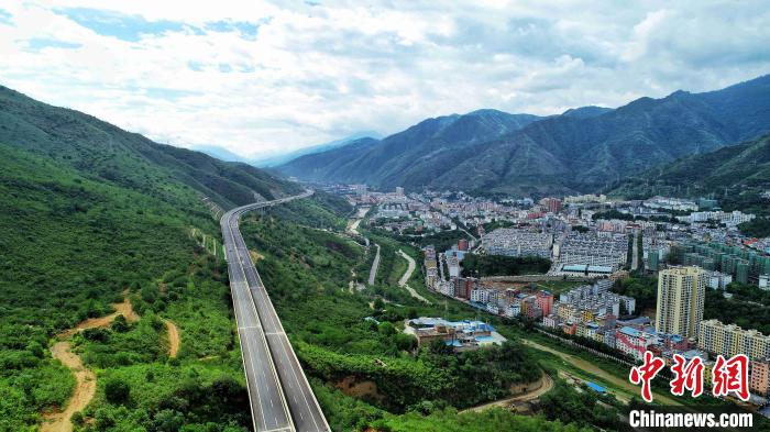 圖為航拍元江至蔓耗高速公路紅河段。云南建投集團供圖