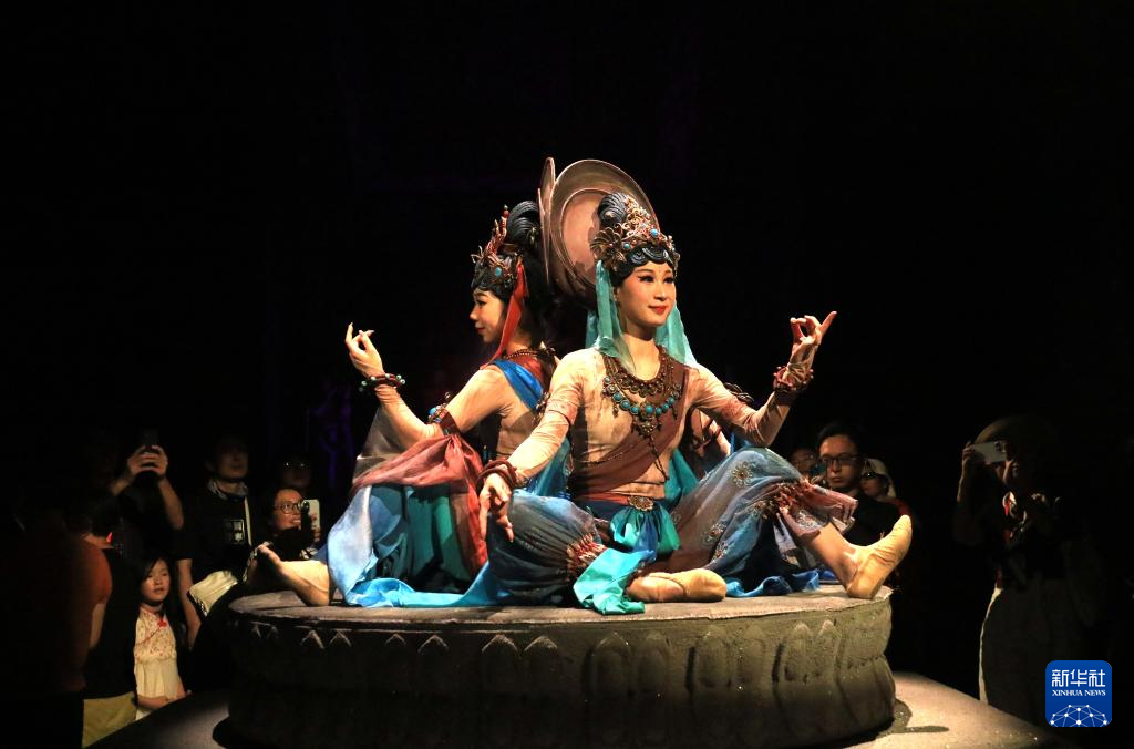 8月5日晚，游客在甘肅省敦煌市觀看大型洞窟式沉浸體驗劇《樂動敦煌》。 新華社發(fā)（張曉亮 攝）