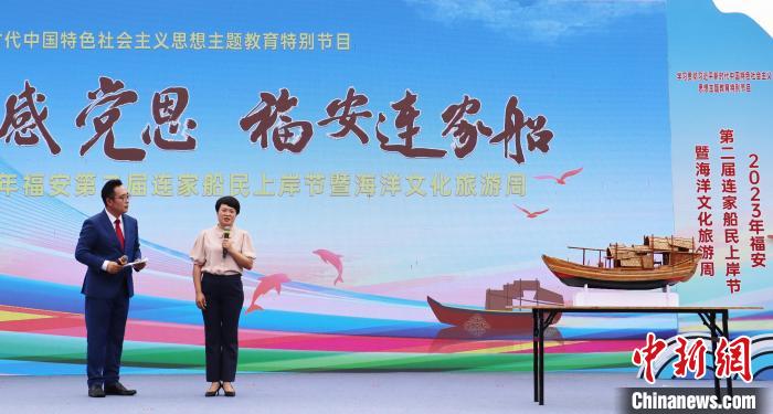 村民分享連家船民“搬上來(lái)、住下來(lái)、富起來(lái)”的故事和難忘經(jīng)歷?！×珠派?攝