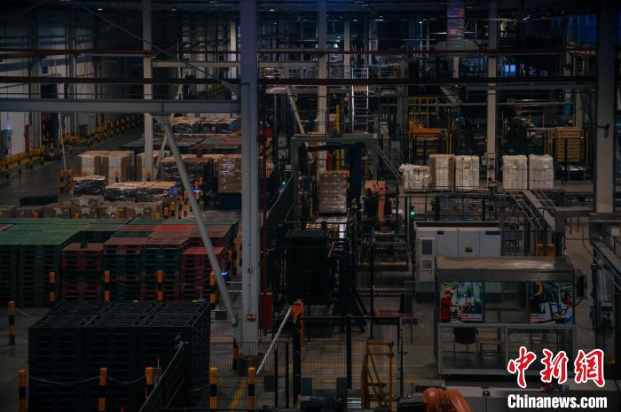 基地依托數(shù)字技術(shù)打造“黑燈工廠”?！±钅宪?攝