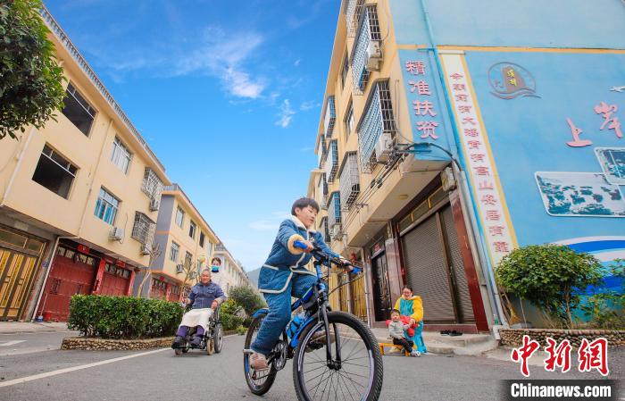 溪邳村一角?！菓c堂 攝