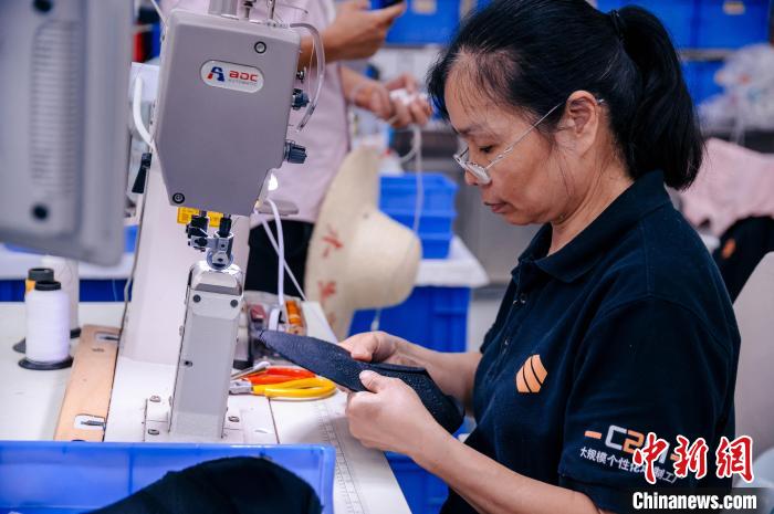 圖為員工在生產(chǎn)線工作?！±钅宪?攝