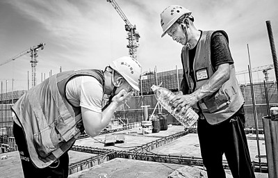 近日，多地迎來高溫天氣，圖為中鐵十二局工人在河北雄安新區(qū)大河片區(qū)安置房項目建設(shè)現(xiàn)場洗臉解暑。 新華社發(fā)