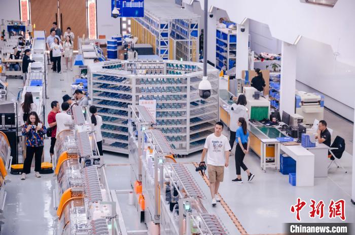 圖為莆田雙馳鞋業(yè)個性化定制示范工廠?！±钅宪?攝