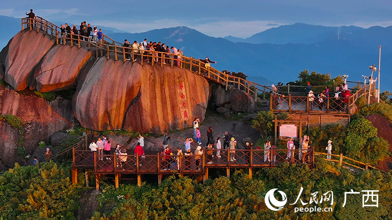 游客在觀賞日出。人民網(wǎng) 雷琦竣攝