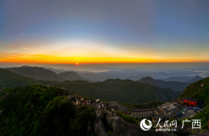 紅日破云而出。人民網(wǎng) 雷琦竣攝