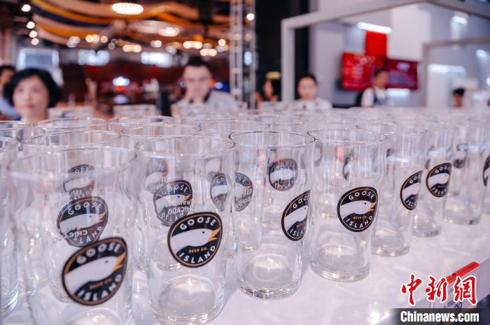 基地內(nèi)，各式啤酒文化周邊產(chǎn)品在出售。　李南軒 攝