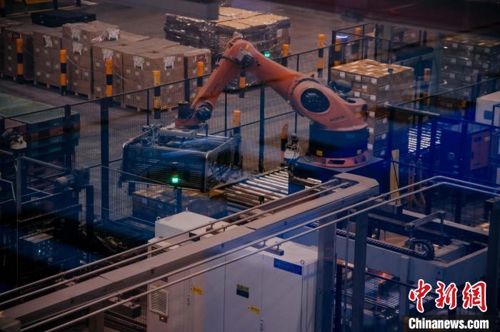 百威雪津啤酒莆田基地釀造幾乎都由自動(dòng)化生產(chǎn)線完成，年產(chǎn)能達(dá)200萬(wàn)噸?！±钅宪?攝