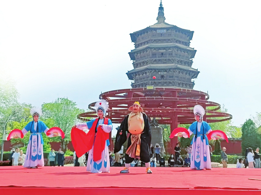 應(yīng)縣祈園廣場搭起的耍孩兒劇公益演出舞臺上，正在演出耍孩兒劇目《獅子洞》。山西日報記者馬占富攝