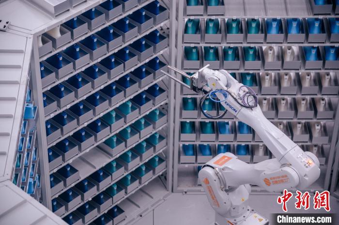 車間里，鞋楦配送機械臂在有序工作。　李南軒 攝