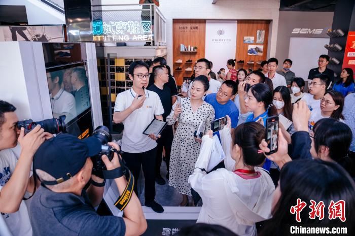 定制示范工廠可從腳型測量儀采集數(shù)據(jù)，按需進行“私人訂制”?！±钅宪?攝