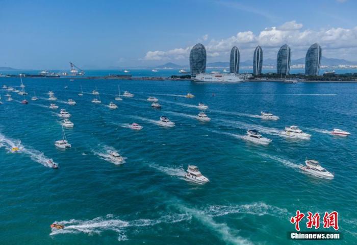 資料圖：航拍三亞眾多出海游玩的游艇回港。 駱云飛 攝