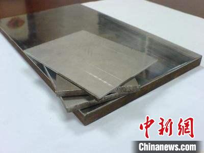 企業(yè)展示的金屬復(fù)合材料產(chǎn)品?！垕I子 攝