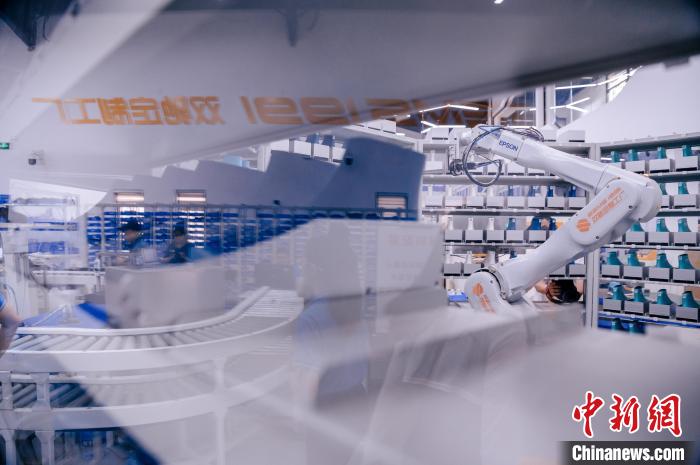 最快一個多小時，“私人訂制”的鞋子就能完成生產(chǎn)?！±钅宪?攝