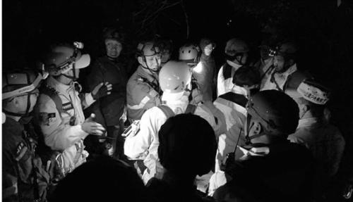 救援隊在龍山搜尋。