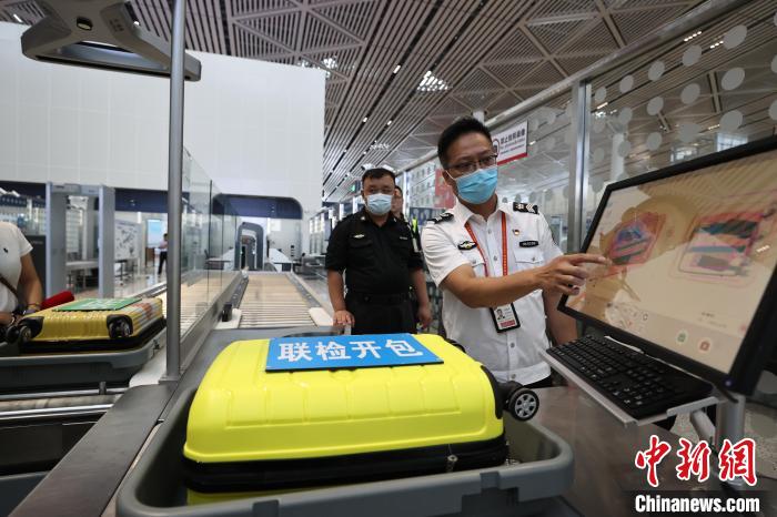 6月25日，在?？诿捞m國際機場T2航站樓，工作人員對完成改造的設(shè)備進行模擬測試?！∈Y啟明 攝