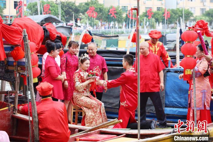 連家船民婚俗秀之迎親禮和成親禮?！×珠派?攝