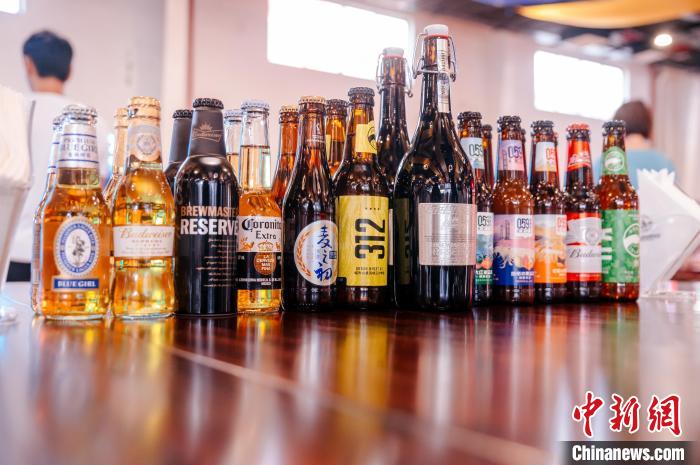 莆田基地主要生產(chǎn)全球旗艦品牌百威、科羅娜、貝克等啤酒，并生產(chǎn)雪津啤酒、雪山啤酒、藍(lán)妹啤酒等?！±钅宪?攝
