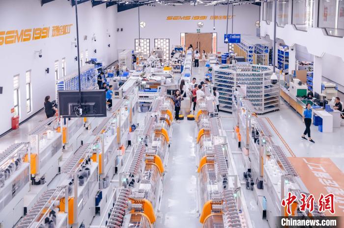 “高質(zhì)量發(fā)展調(diào)研行”主題采訪活動來到福建莆田雙馳鞋業(yè)個性化定制示范工廠?！±钅宪?攝