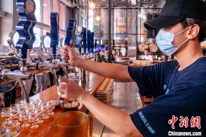 圖為百威雪津啤酒莆田基地工作人員正在打酒。　李南軒 攝